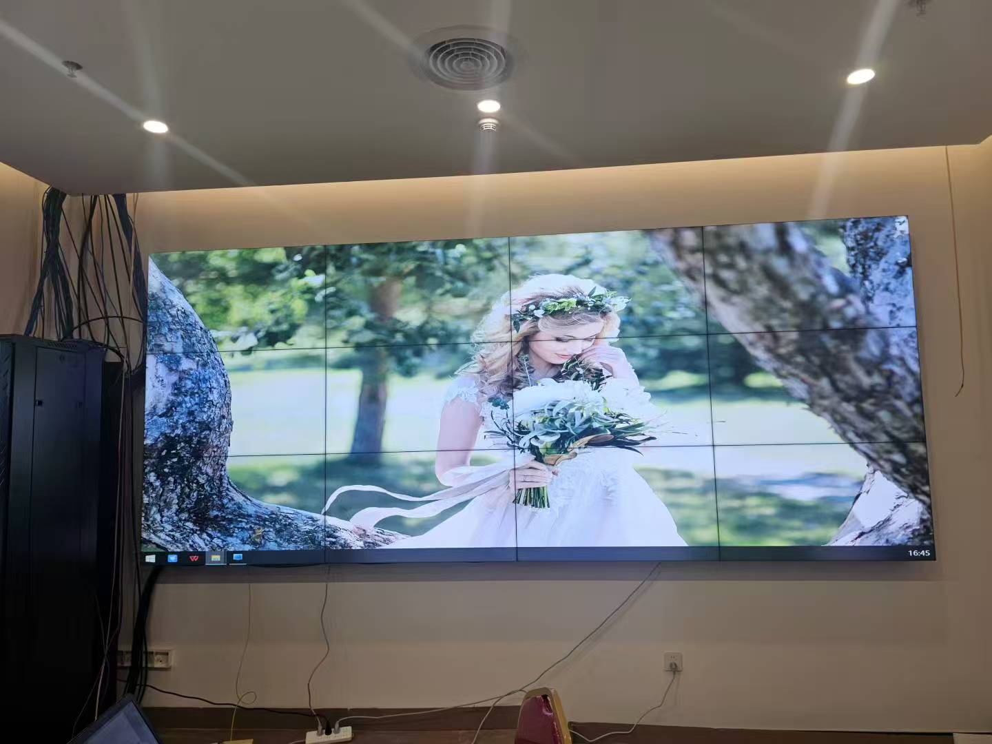 視覺(jué)盛宴：深圳某企業(yè)會(huì)議室科派專(zhuān)顯46寸拼縫1.7mm 3*4組合液晶拼接屏順利交付